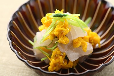 ぎやまん陶 浅小鉢 漆ブラウン すずき昆布〆の菊花和え トピックス 株式会社カネコ小兵製陶所