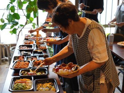 食事を取るやす子さん