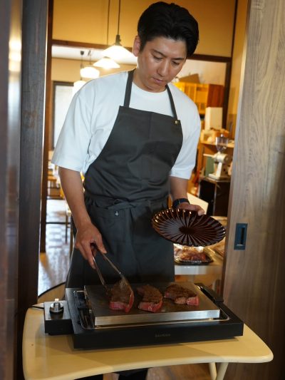 お肉を焼く社長