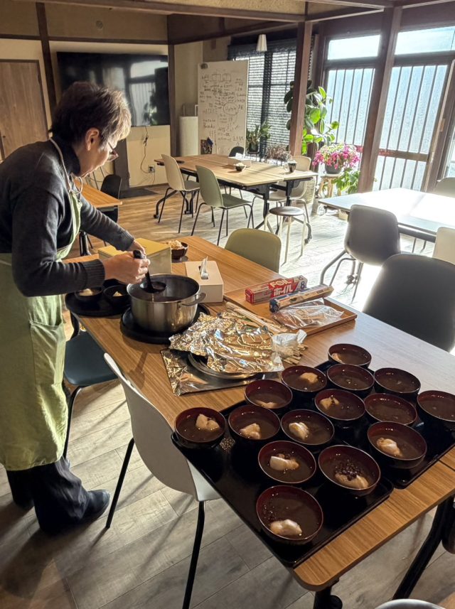 ぜんざいを振る舞う女将