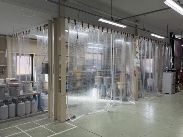 釉薬準備室にカーテン